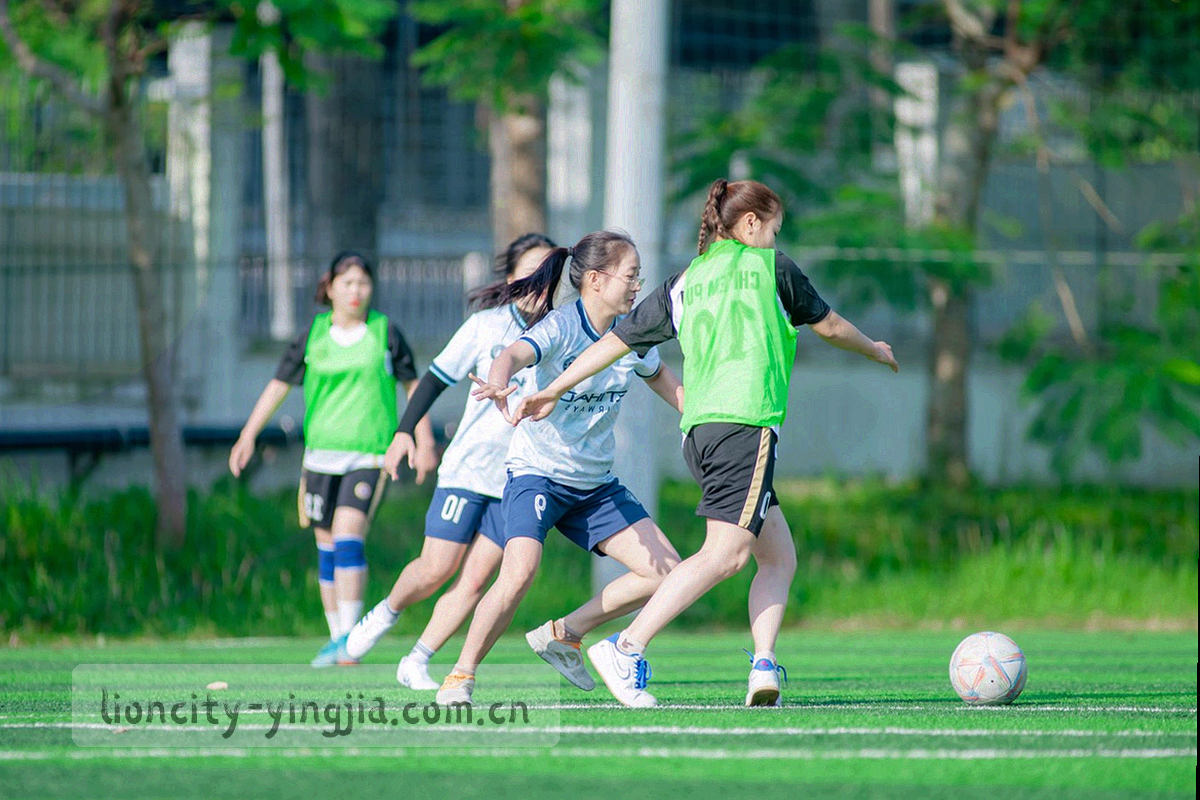 俯拍客服工作台，耳机、笔记本与印有时间分段的排班表放在桌面上